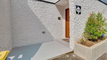 Villa, balkong, bassengutsikt | Utvendig detalj