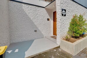 Villa, balcon, vue piscine | Détail de l’extérieur