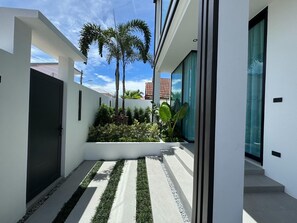 Property grounds - Indiluxe 5 bedroom luxury villa 5 minutes to walking street and nightlife (Muang Pattaya)