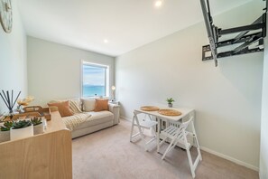 Living area - Oriental Bay Waterfront - Private Upper Suite (Wellington)