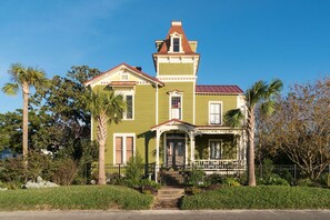 Exterior - Charming 3BR home in Fernandina Beach with wooded views and space for 8! (Fernandina Beach)