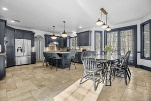 Dining - 5bed 3.5bath spacious and private with game room (Cortlandt Manor)