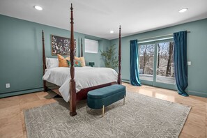 Una scrivania, ferro/asse da stiro, culla da viaggio, Wi-Fi