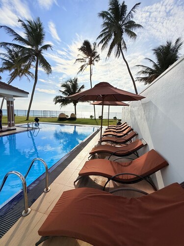 Villa Riina - Beach front 4-bedroom bungalow in beautiful Ambalangoda with AC