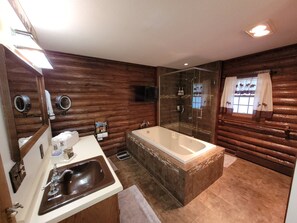 Shower, towels, soap, shampoo - Beautiful 5 bedroom cabin on the Lake of the Hills.  (Eagle River)