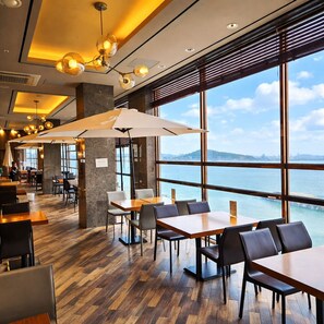 Nhìn ra bãi biển 