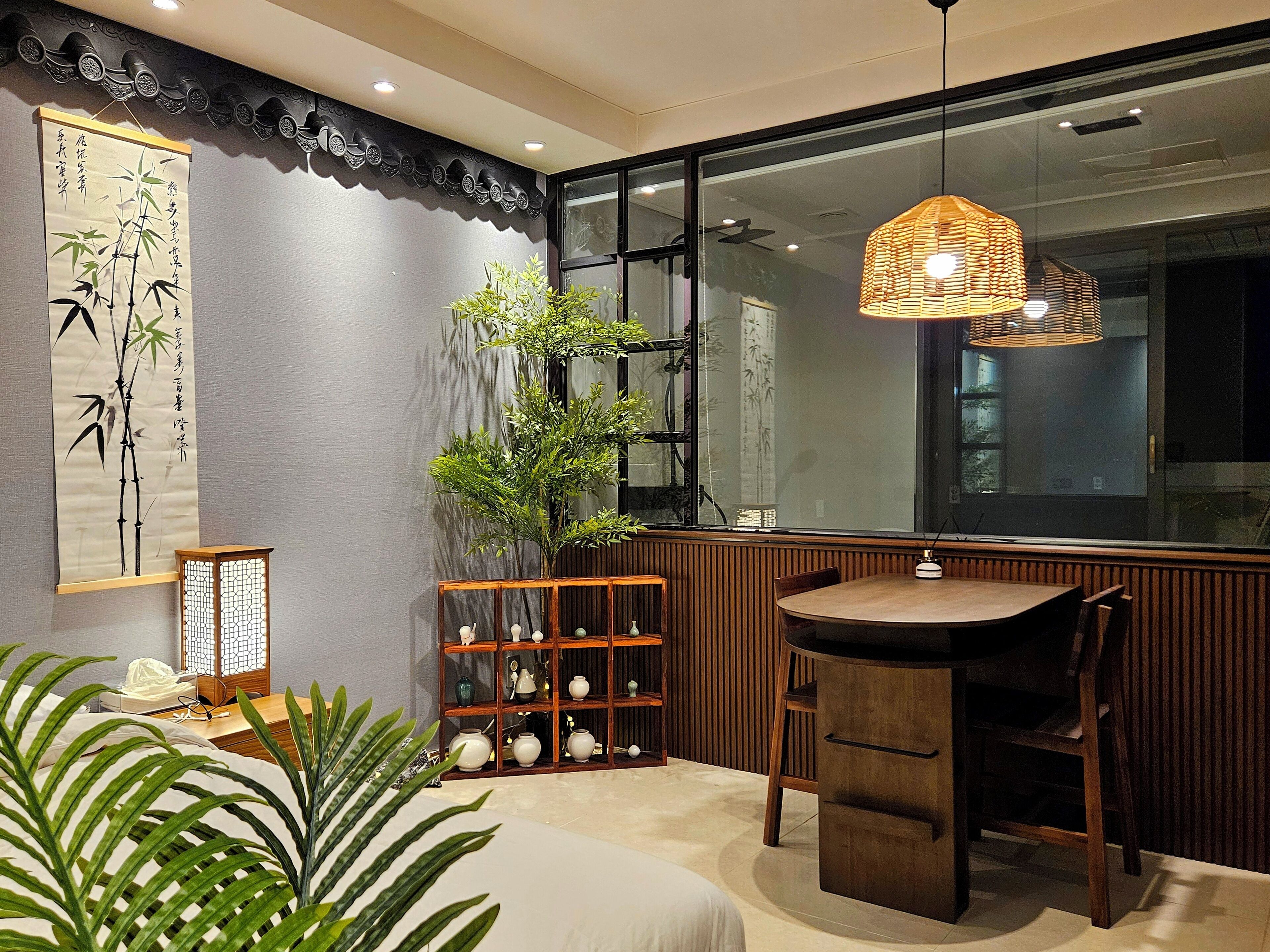 مكتب ومساحة عمل للكمبيوتر المحمول وستائر تعتيم ومكواة/لوح كي