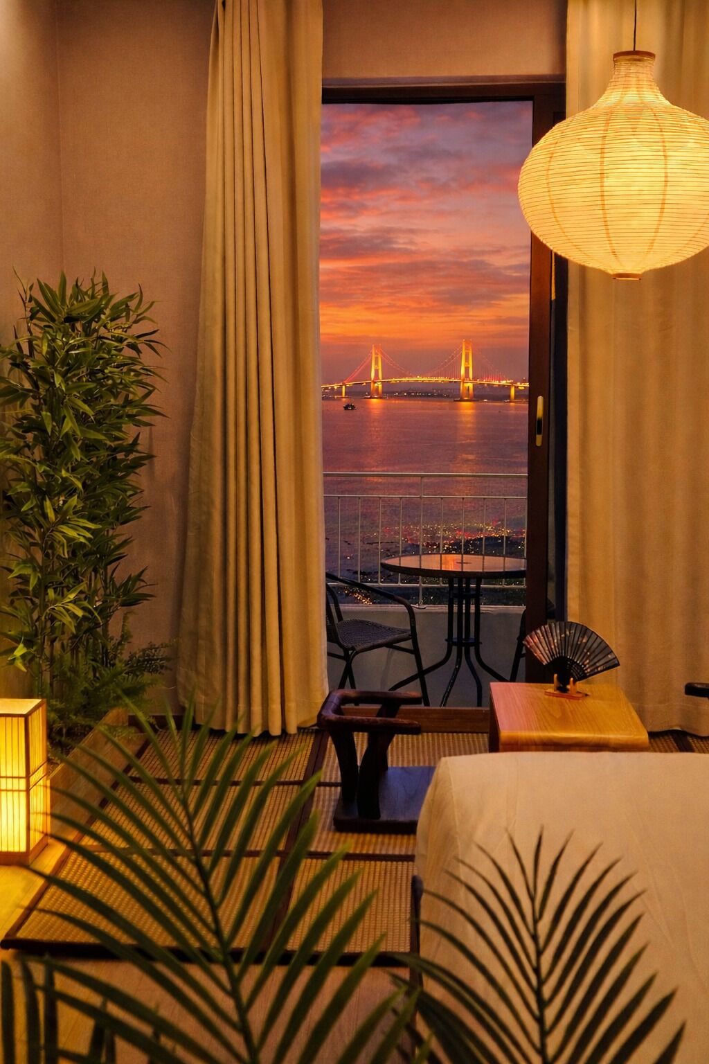 مكتب ومساحة عمل للكمبيوتر المحمول وستائر تعتيم ومكواة/لوح كي