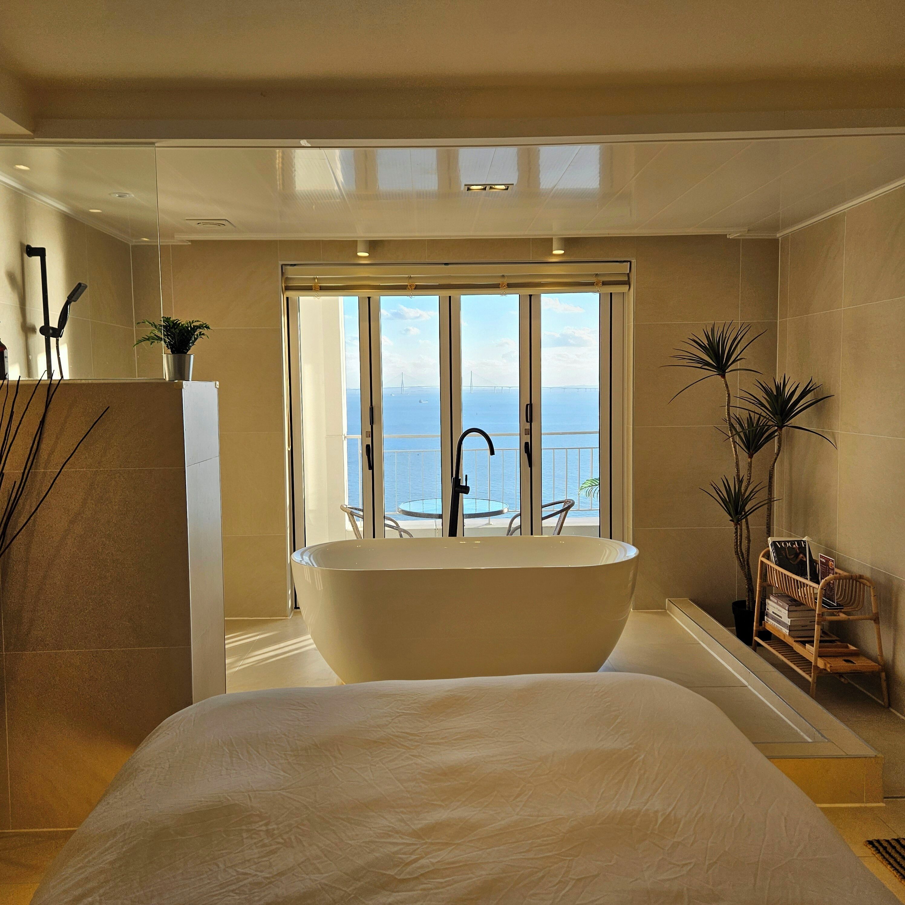 مكتب ومساحة عمل للكمبيوتر المحمول وستائر تعتيم ومكواة/لوح كي