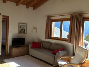 Fireplace - Aussichtsreiche Dachwohnung 'Ramoz' mitten im Do by Interhome (Alvaneu Dorf)