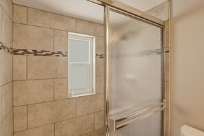 Dusche, Handtücher, Toilettenpapier