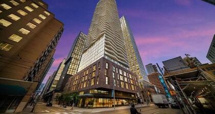 Bright Downtown Retreat near Eaton Centre & Subway