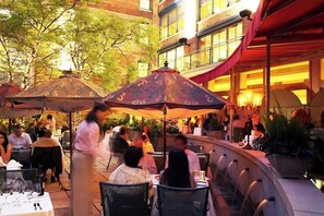 Outdoor dining - Bright Downtown Retreat near Eaton Centre & Subway (Toronto)