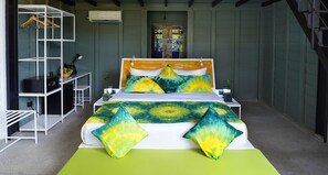 Une chambre à coucher avec un lit, un bureau et une étagère.