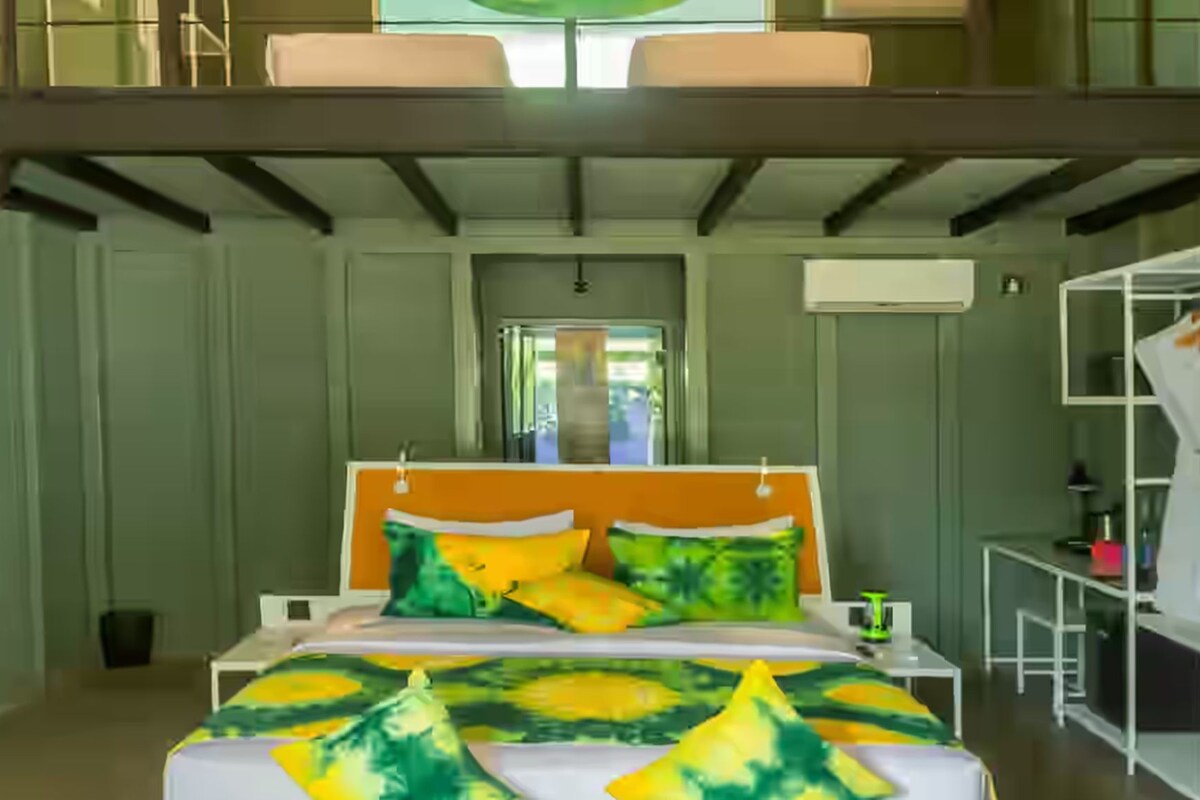 Une chambre à coucher avec un lit, une armoire et une fenêtre.