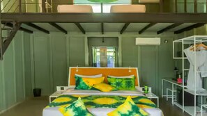 Ein Schlafzimmer mit einem Bett, einem Kleiderschrank und einem Fenster.