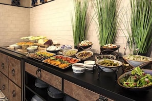 Un bufé con diversos platos y una barra de cocina.