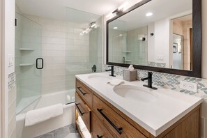 Shower, hair dryer, towels - Fifth Avenue Unit 105 | 2 Blocks to Skiing! (Aspen)