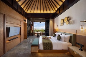Une chambre d’hôtel moderne avec un grand lit, une télévision et un balcon offrant une vue agréable.