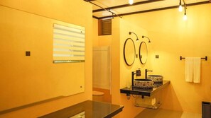 A bathroom with two sinks, a mirror, and a towel rack. - Amba Yaalu - Thema Collection (Kandalama)