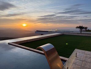 A modern rooftop terrace with a view of the sunset over a valley. - Hotel E Spa Alfândega Douro Valley (Alfandega da Fe)