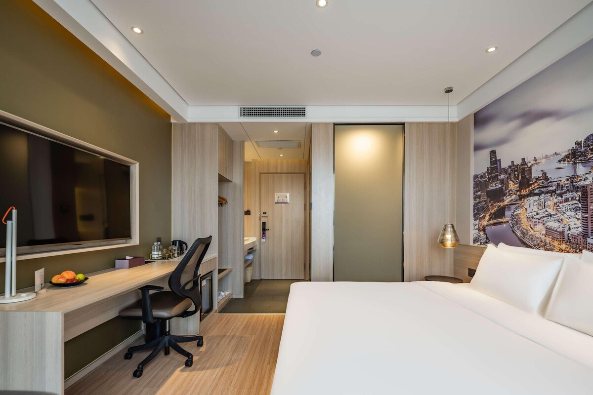 Deluxe Room, One King-size Bed