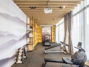 A modern gym with exercise equipment, a treadmill, and a stationary bike. - Mercure Shanghai Pudong Zhangjiang Park (Zhoushan)