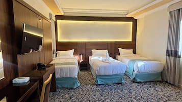 Triple Room | In-room safe, desk, laptop workspace, blackout drapes