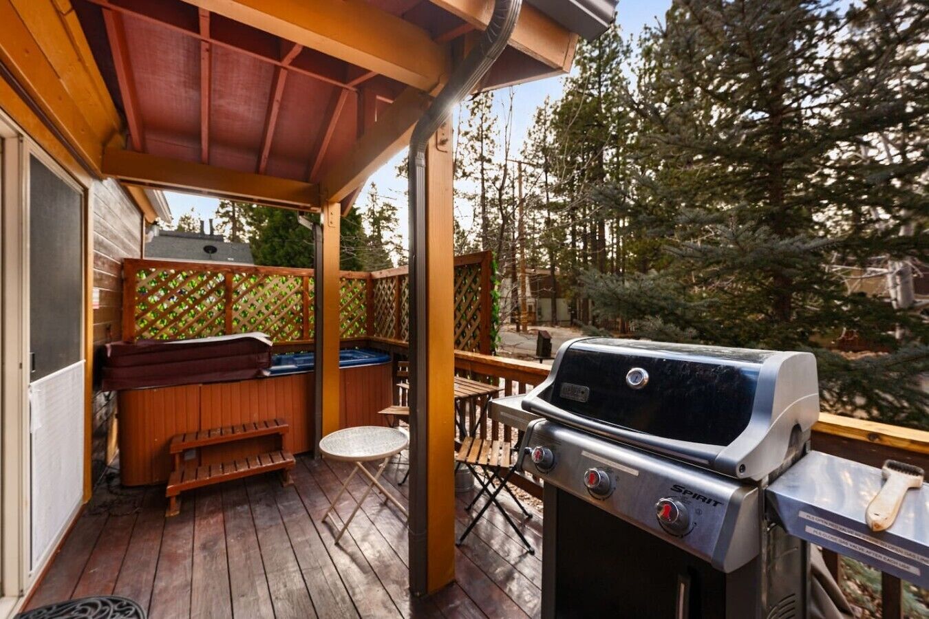 Terraza exterior con parrilla, jacuzzi y zona de estar.