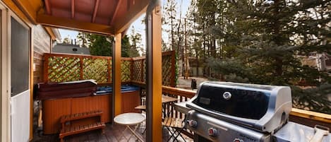 Terraza exterior con parrilla, jacuzzi y zona de estar.