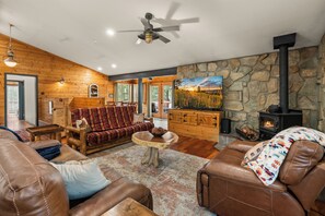 Living area - Big Bear Family Cabin w/ Game Room, Arcades, Playground & Guest House (Big Bear Lake)
