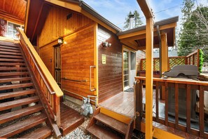 Property grounds - Big Bear Family Cabin w/ Game Room, Arcades, Playground & Guest House (Big Bear Lake)