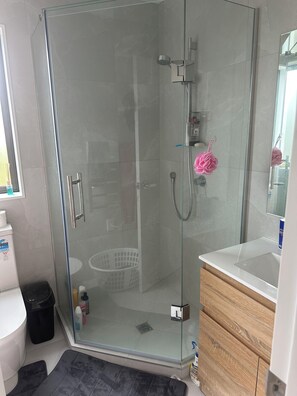 Hair dryer, towels, toilet paper - Townhouse in heart of Henderson (Auckland)