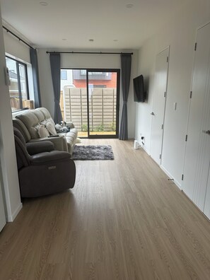 Living area - Townhouse in heart of Henderson (Auckland)
