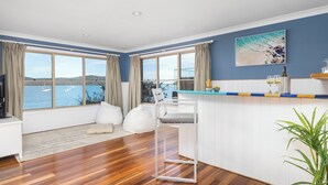 Eine moderne Küche mit Meerblick, eine Bar und eine Sitzecke mit Blick aufs Meer.