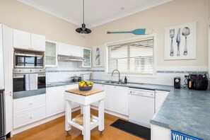 Micro-ondes, four, plaque de cuisson, lave-vaisselle