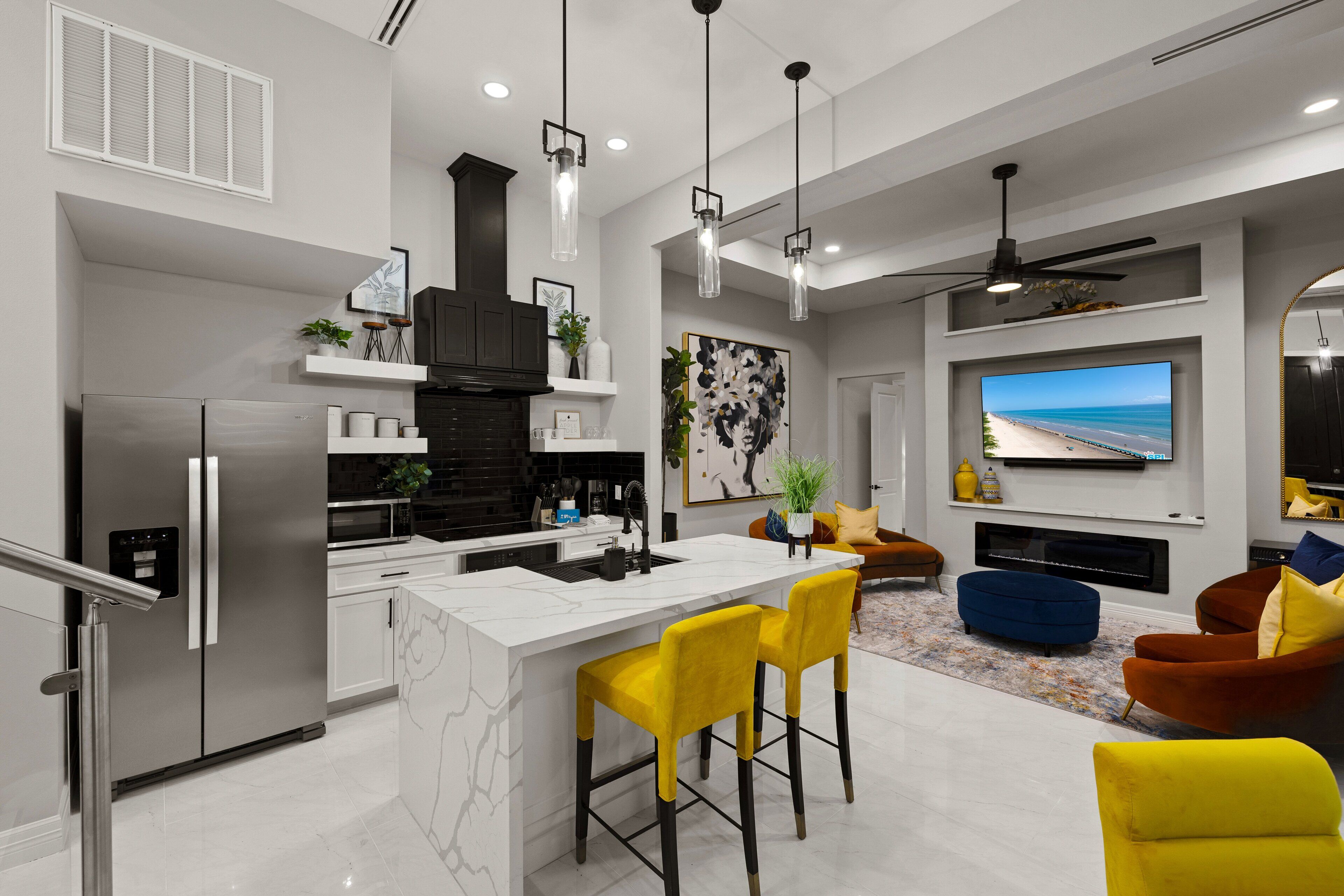 Réfrigérateur, four à micro-ondes, un four, surface de cuisson