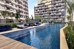 Outdoor pool - Luxury loft, modern, fully equipped and in the best location in Itaim Bibi. (São Paulo)