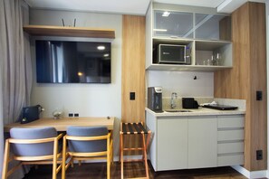 Fridge, microwave, oven, stovetop - Luxury loft, modern, fully equipped and in the best location in Itaim Bibi. (São Paulo)