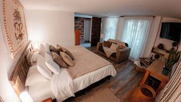 Senior-Suite, Balkon, Bergblick | Hochwertige Bettwaren, Daunenbettdecken, Select-Comfort-Betten, Minibar