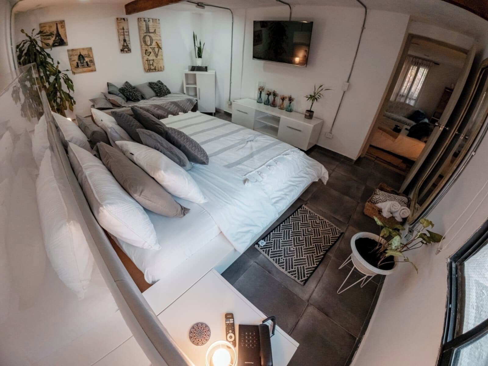 Suite Deluks, 2 kamar tidur, hot tub, pemandangan kebun | Seprai premium, selimut bulu angsa, dan tempat tidur Select Comfort