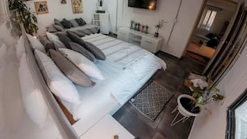 Suite Deluks, 2 kamar tidur, hot tub, pemandangan kebun | Seprai premium, selimut bulu angsa, dan tempat tidur Select Comfort