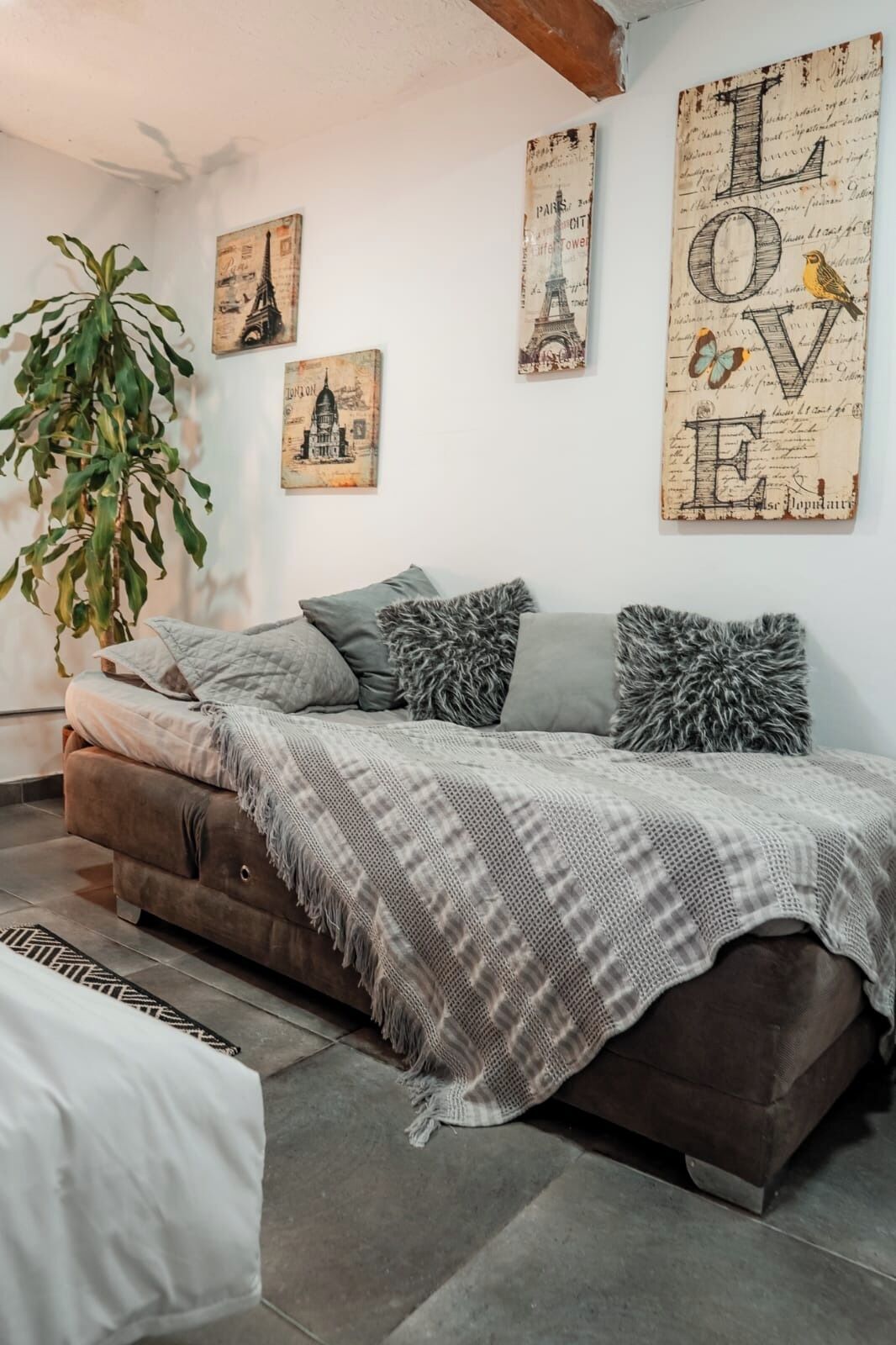 Deluxe Cabin, Balcony, Mountain View | Interior