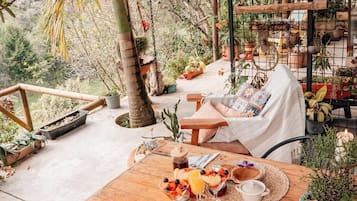 Habitación superior, patio, vista al jardín | Restaurante al aire libre