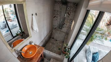 Senior Suite, Balcony, Mountain View | Bathroom | Combined shower/bathtub, hydromassage showerhead, free toiletries