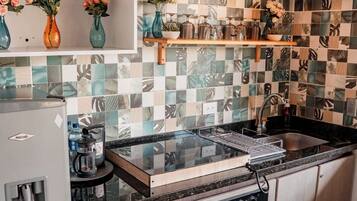 Deluxe Cabin, Balcony, Mountain View | Private kitchen