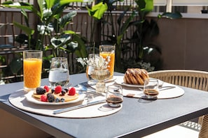 Luxury Apartment, Garden View | Outdoor dining - Dama Luxury Apartment (Pompei)