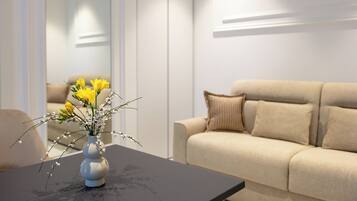 Luksusleilighet, hageutsikt | Oppholdsområde | En 40-tommers Flatskjerm-TV med digitale kanaler samt strømmetjenester