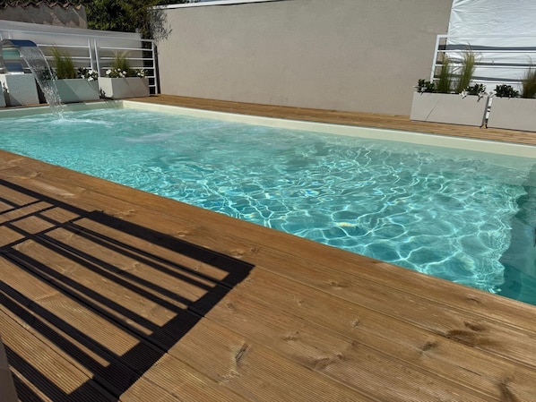 Ulkouima-allas, aurinkovarjoja, aurinkotuoleja