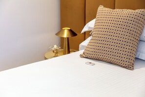 Premium bedding, down duvets, memory-foam beds, in-room safe - Dama Luxury Apartment (Pompei)